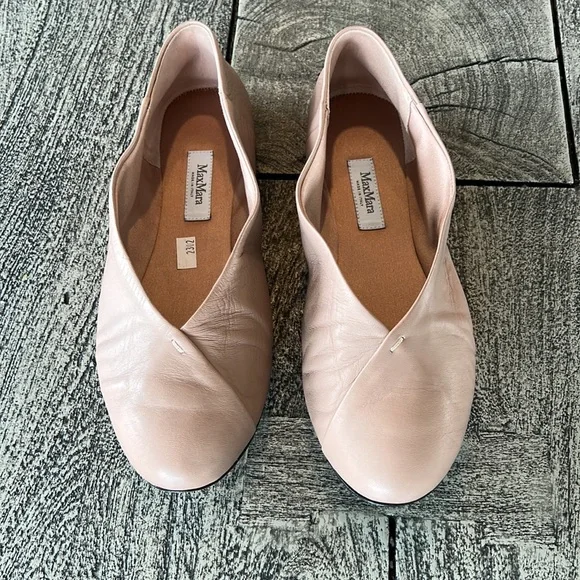 MaxMara made in Italy soft flexible leather light weight slip on ballet flats